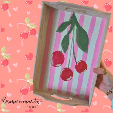 Tablett mit Kirschdesign wird gehalten.