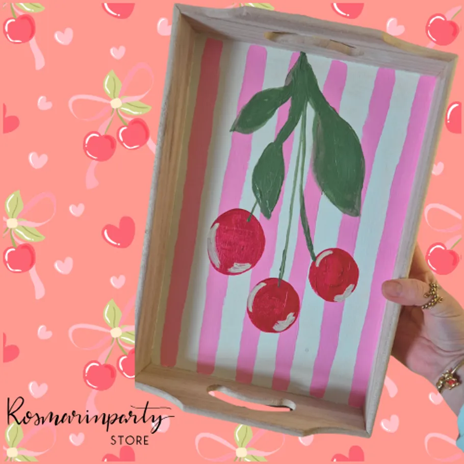 Tablett mit Kirschdesign wird gehalten.