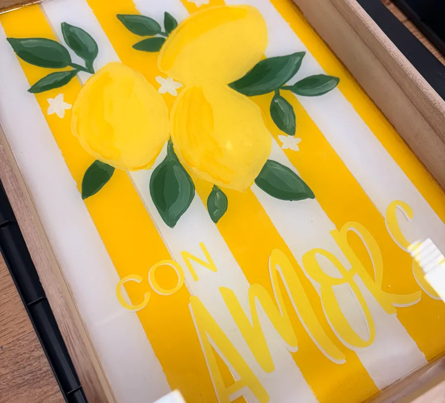 Zitronen mit grünen Blättern, gestreifter Hintergrund.