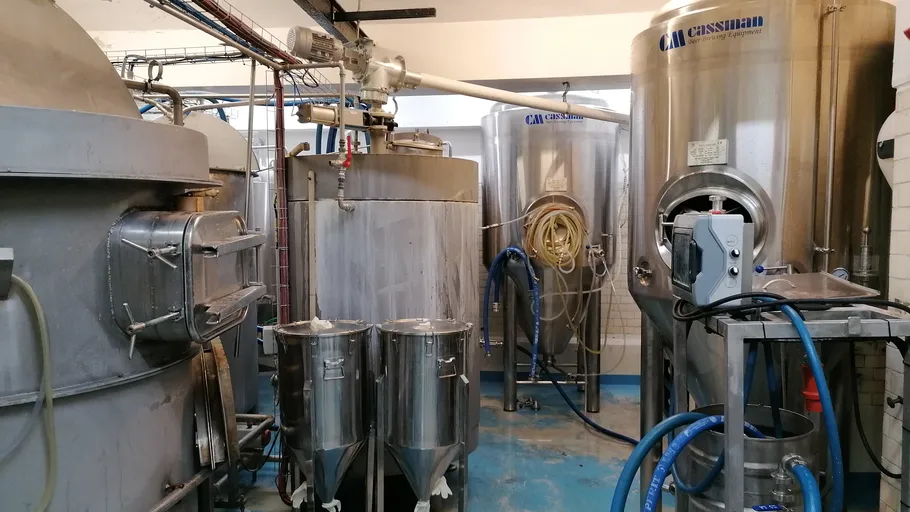 Metalltanks in einem Brauerei-Produktionsraum.