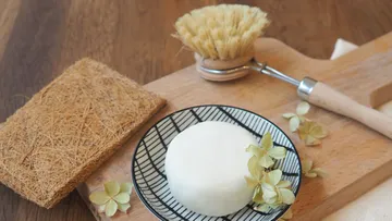 Seife und Bürste auf einem Holzbretter.
