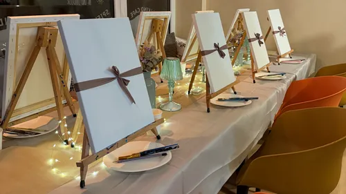 Staffeleien mit leeren Leinwänden im Klassenzimmer.