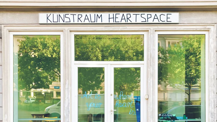 Galerieeingang mit Glastüren und Spiegelungen.