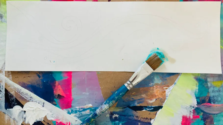 Pinsel auf bunter bemalter Leinwand.