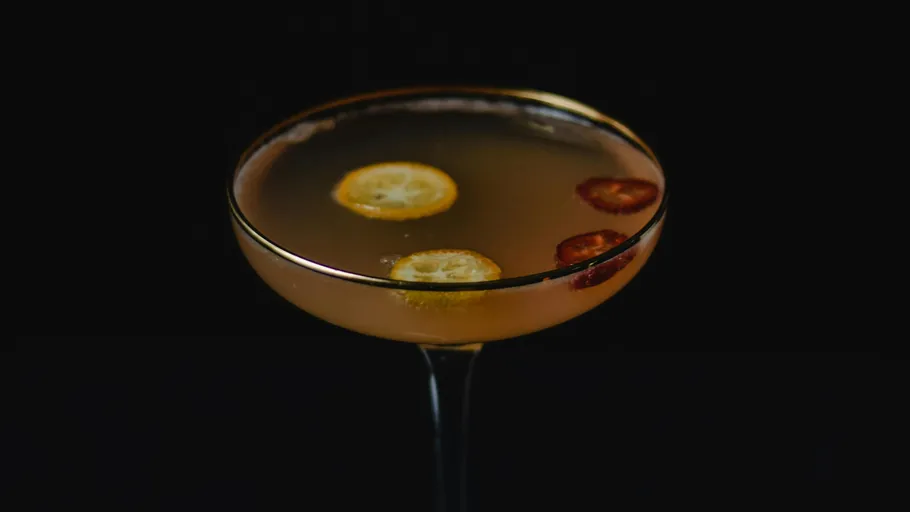 Cocktail mit Zitrus- und Chilischeiben.