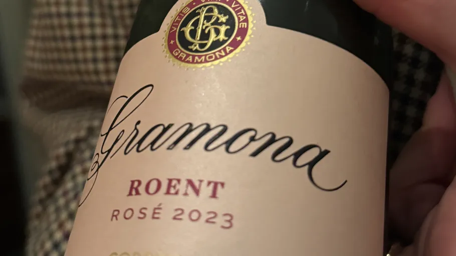 Hand hält Gramona Roent Rosé 2023 Flasche.