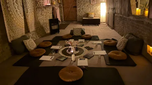 Gemütlicher Meditationsraum mit Kissen und Kerzen.