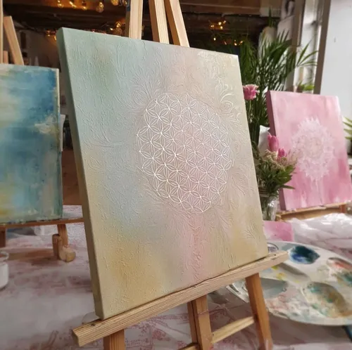 Abstrakte Kunst auf Staffelei im Atelier.