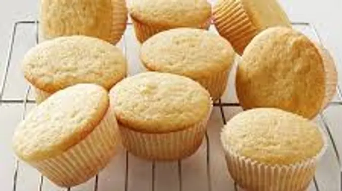 Muffins auf einem Abkühlgitter.