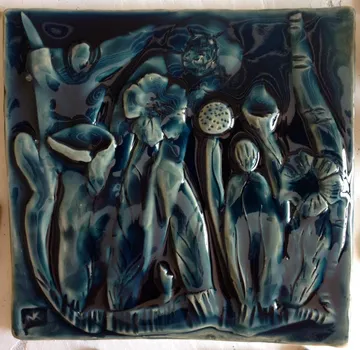 Keramikkunst mit abstrakten Figuren in Blautönen.