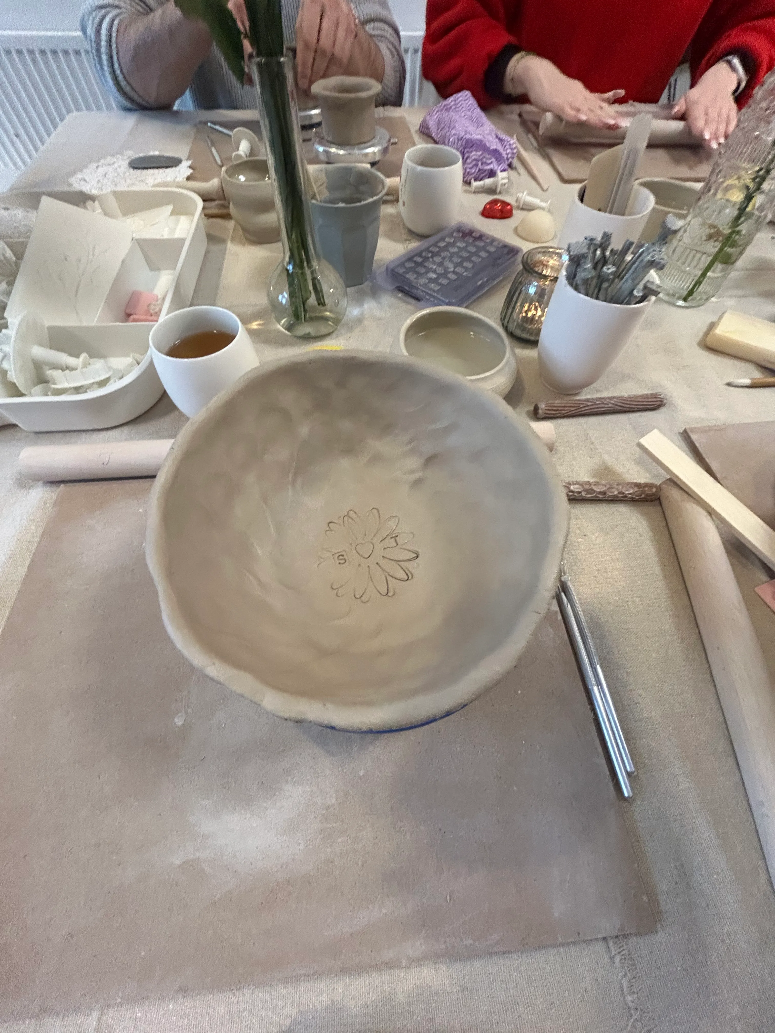 Tonschale wird auf Basteltisch gemacht.