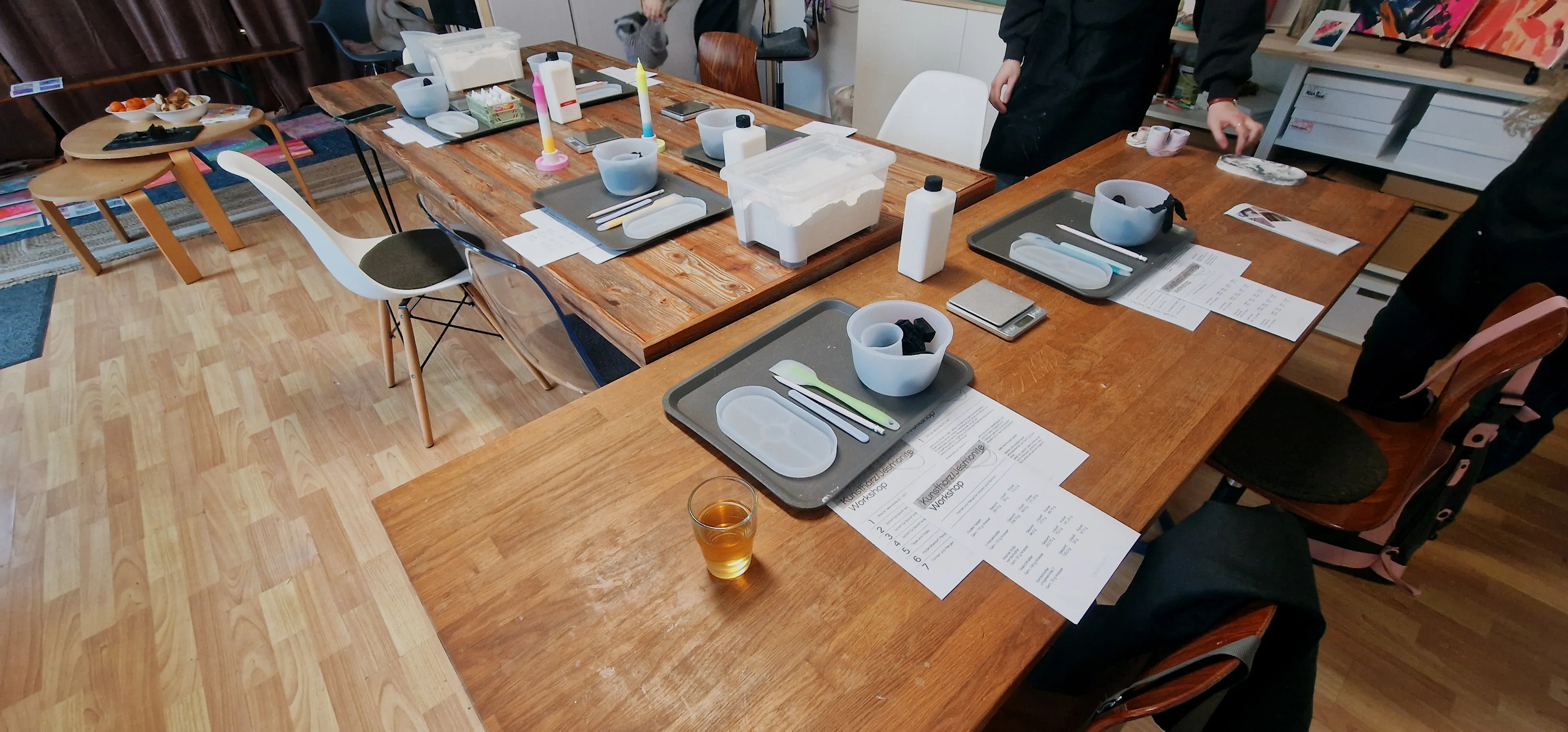 Esstisch für Kochkurs vorbereitet.