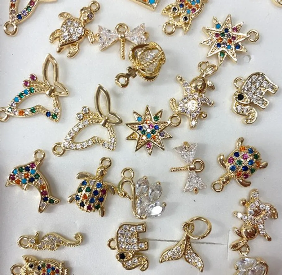 Bunte Edelstein-Anhänger auf weißem Hintergrund.