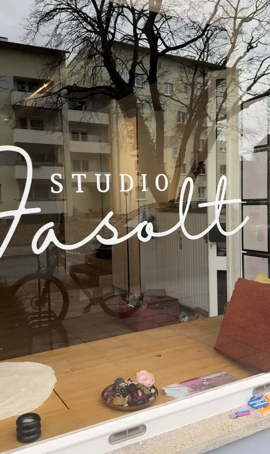 Schaufenster mit 'Studio Fasolt' Schild.