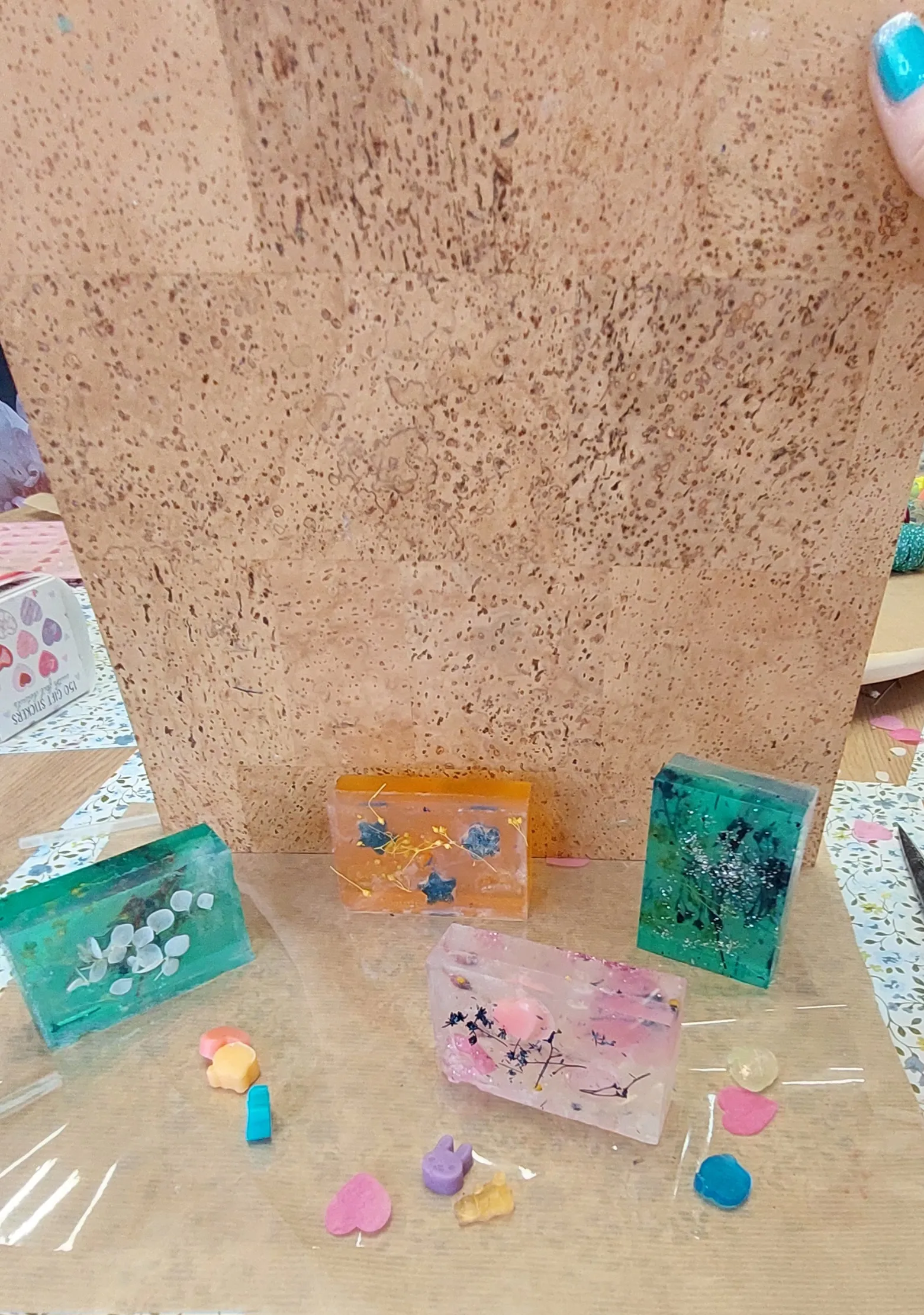 Handgemachte Seifenstücke auf einem Tisch ausgestellt.