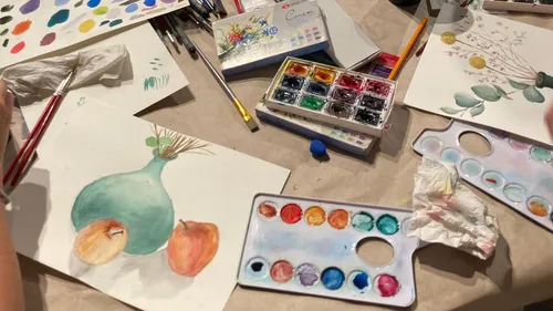 Künstler malen Stillleben mit Aquarellfarben.