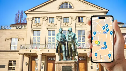 Statue mit Karten-App auf Handy, Gebäude dahinter.