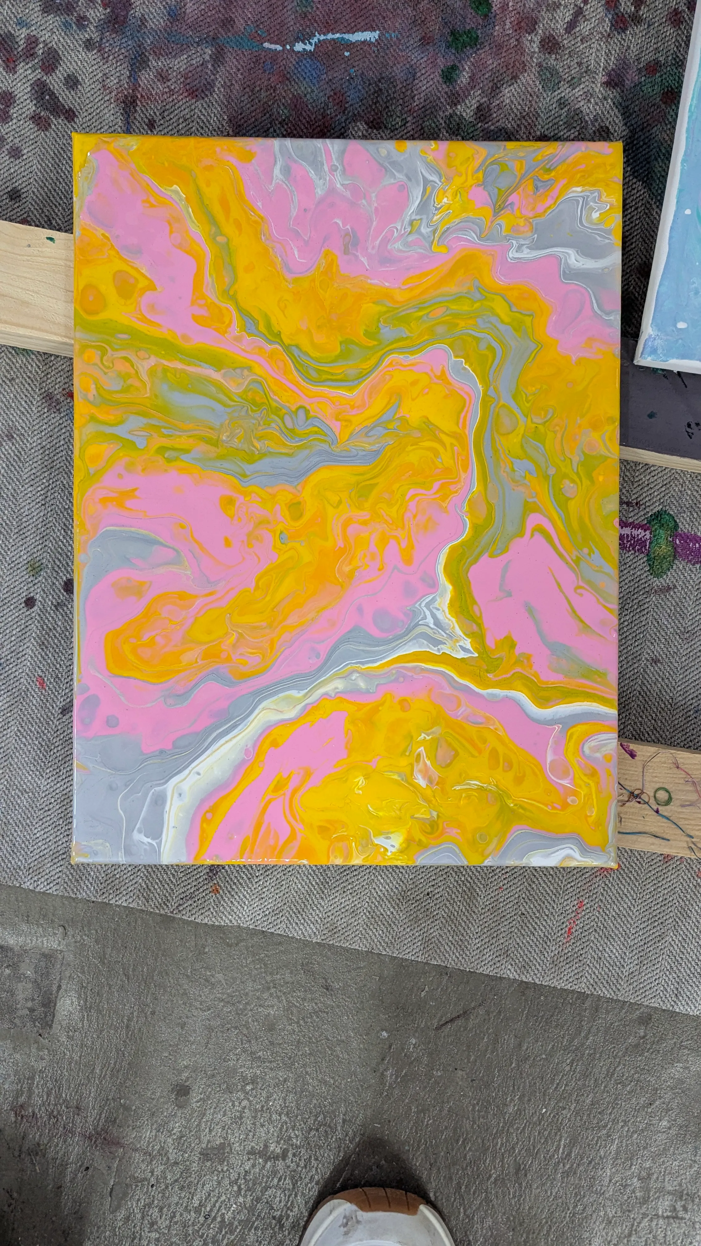 Abstraktes Gemälde mit rosa, gelben Wirbeln.