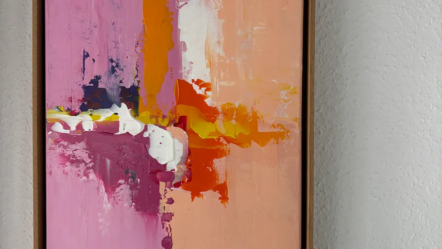 Abstraktes Gemälde mit rosa, orange, weißen Farben.