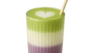 Geschichteter Matcha-Latte mit Herzdesign.