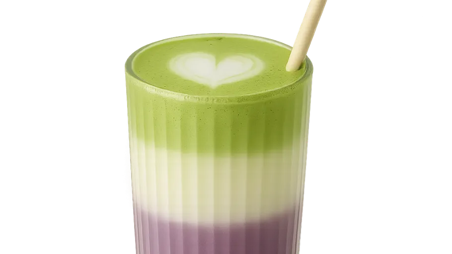 Geschichteter Matcha-Latte mit Herzdesign.