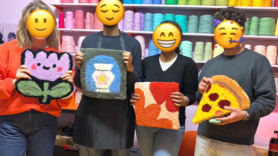 Personen halten bunte handgemachte Teppiche im Studio.