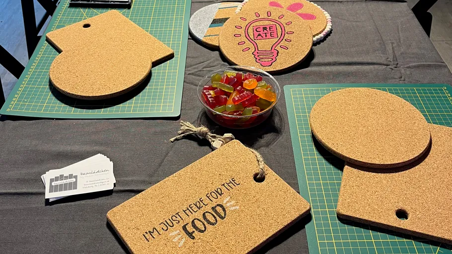 Korktafeln und Bonbonschüssel auf Tisch.