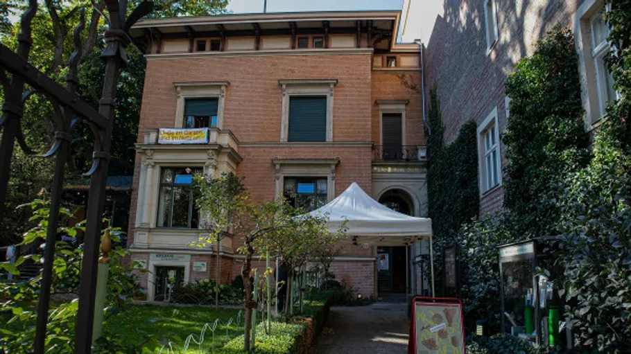 Backsteingebäude mit weißem Zelteingang.