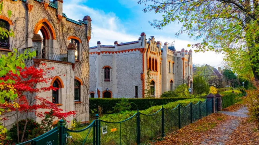 Historisches schlossähnliches Gebäude mit Gartenweg.
