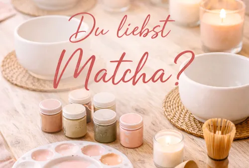 Schalen und Gläser auf Holztisch.