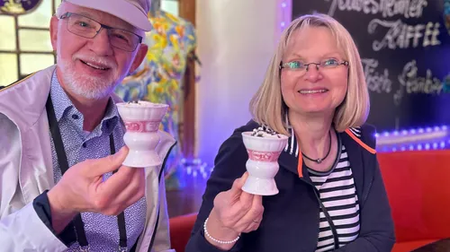 Zwei lächelnde Personen mit Eiscreme.