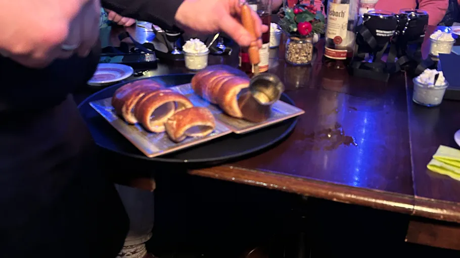 Gebäck wird an Restauranttisch serviert.