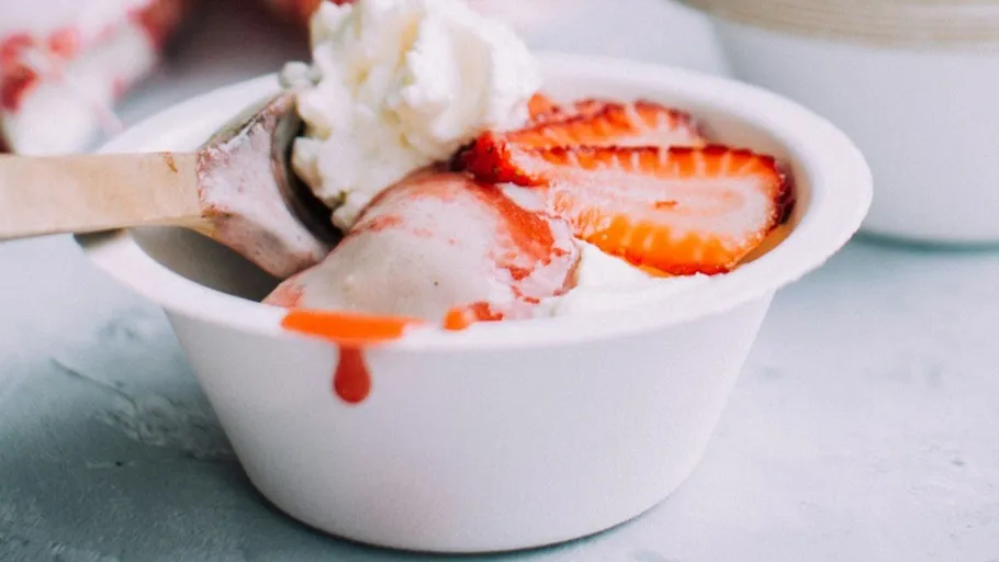 Eis mit Erdbeeren in einer Schüssel.