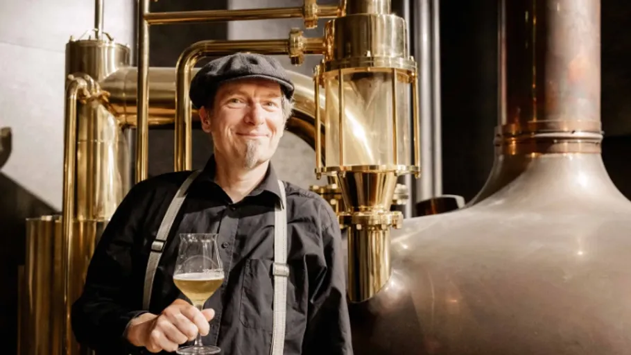 Mann hält Bier in einer Brauerei Umgebung.