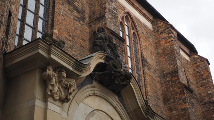 Backsteinkirche Fassade mit dekorativen Skulpturen.