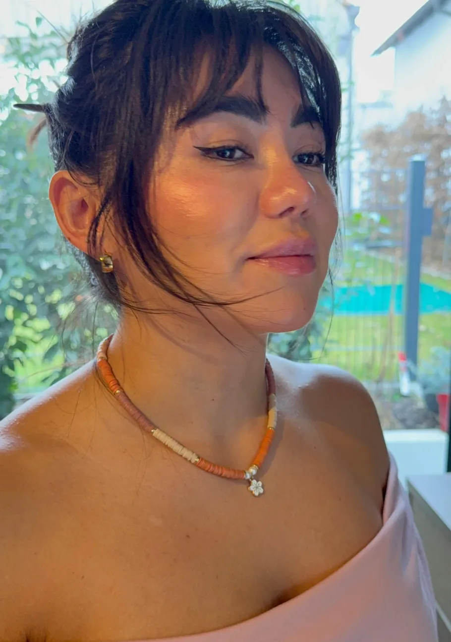 Frau im schulterfreien Kleid, Außenhintergrund.