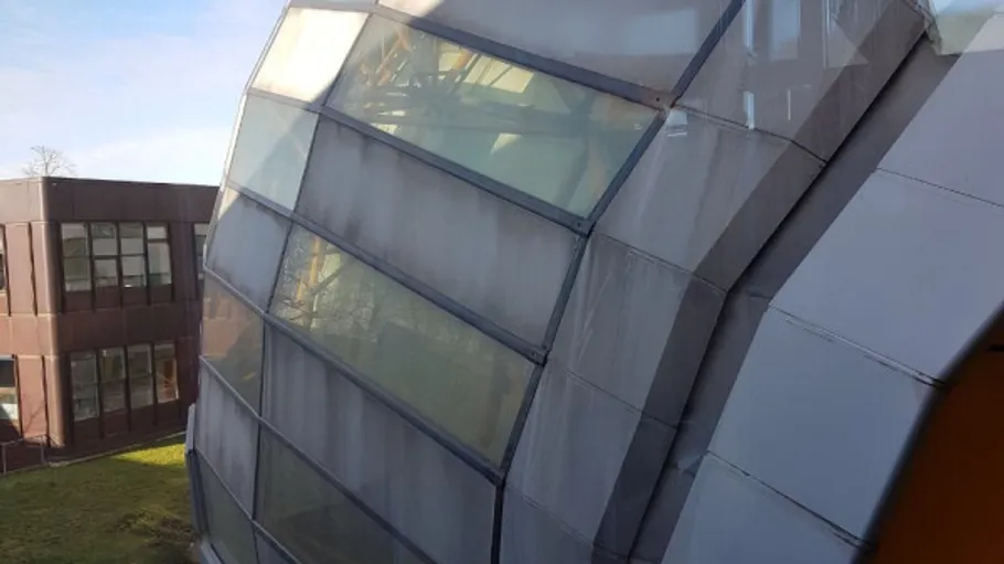 Modernes Gebäude mit großen Glasflächen.