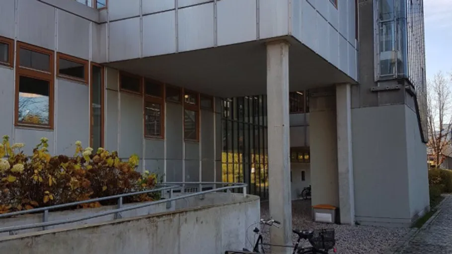 Moderne Gebäudeaußenansicht mit geparktem Fahrrad.