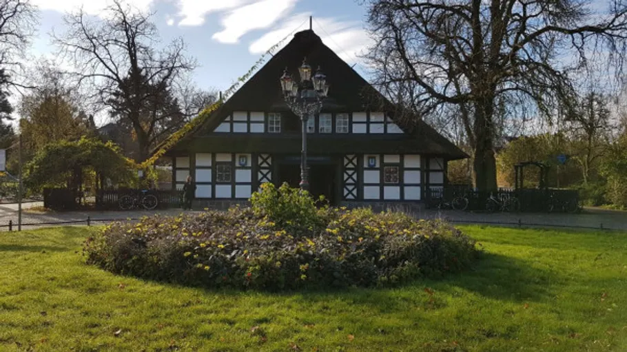 Historisches Haus mit Garten im Herbst.