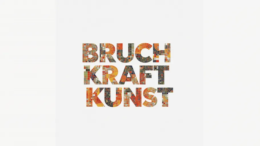 Bunte Mosaikbuchstaben auf weißem Hintergrund.