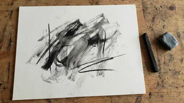 Kohle-abstrakte Zeichnung auf Holztisch.