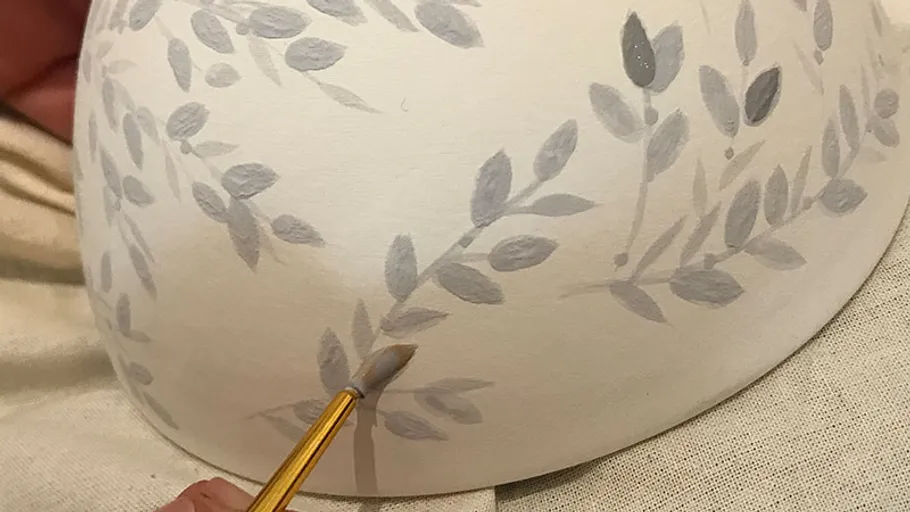 Handbemaltes florales Design auf Keramikschale.