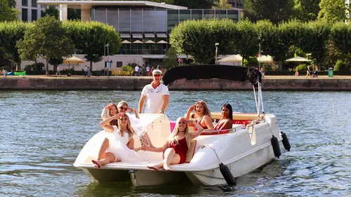 Menschen entspannen auf einem Boot auf einem Fluss.