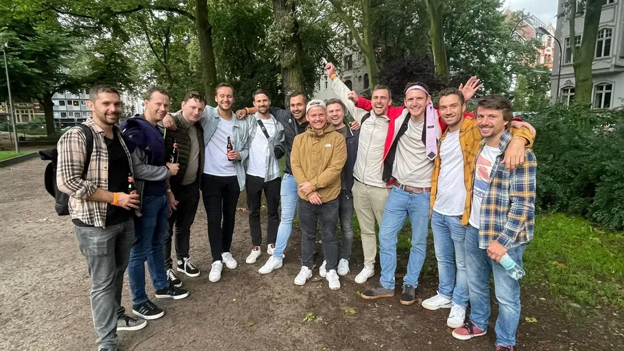 Gruppe lächelnder Männer posiert im Park.
