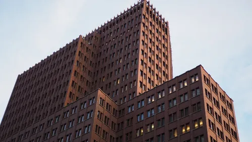 Hohes Ziegelgebäude unter klarem Himmel.
