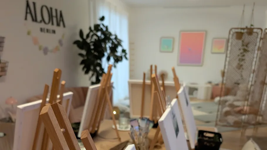 Staffeleien im Kunststudio mit gemütlicher Dekoration.
