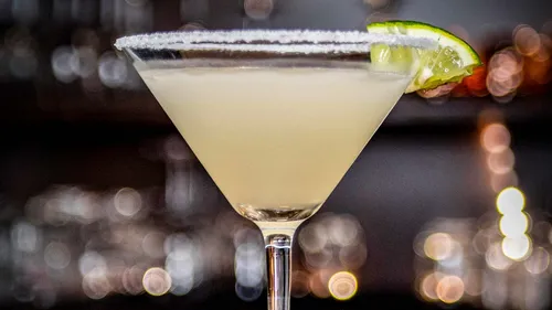 Cocktailglas mit Limette und Zuckerrand.