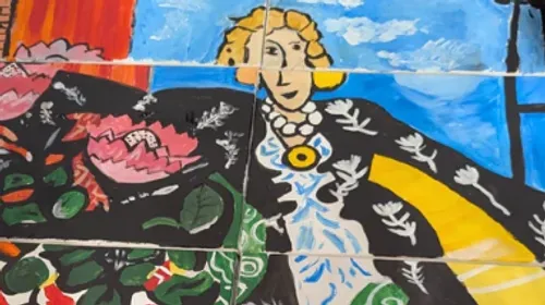 Buntes Wandbild einer abstrakten Frau mit Blumenhintergrund.