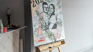 Leinwandkunst auf Staffelei mit abstraktem Design.