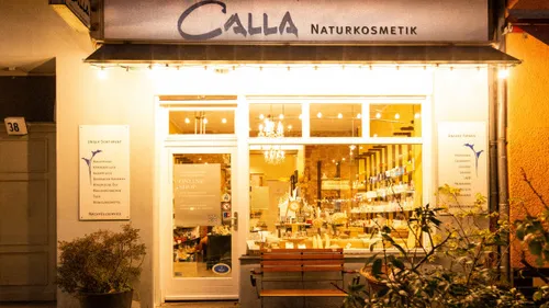 Ladenfront von Calla Naturkosmetik bei Nacht.